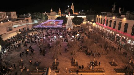 La place de la Mangeoire&nbsp;anormalement clairsemée pour un 24 décembre à Bethléem. Israël a refermé les portes à cause du Covid-19, en cette fin 2021. (ABBAS MOMANI / AFP)