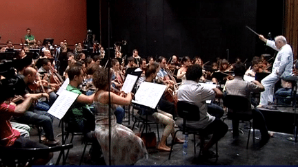 Daniel Barenboïm en répétition avec le West Eastern Divan Orchestra lors du Festival de la Roque D'Anthéron
 (France 3 Culturebox)