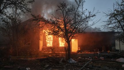 Une maison incendiée par ses habitants arméniens avant l'arrivée des soldats azerbaïdjanais lors de la prise de contrôle du territoire, à Kalbajar, dans le Haut-Karabakh, le 14 novembre 2020. (ANTONI LALLICAN / HANS LUCAS / AFP)