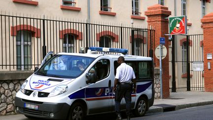 Des policiers devant le r&eacute;giment de la L&eacute;gion &eacute;trang&egrave;re o&ugrave; Francisco Benitez &eacute;tait en poste, &agrave; Perpignan (Pyr&eacute;n&eacute;es-Orientales), le 5 ao&ucirc;t 2013. (RAYMOND ROIG / AFP)