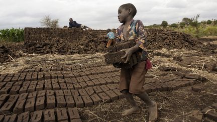 Un enfant au travail dans une briquetterie du Malawi. (AMOS GUMULIRA / AFP)