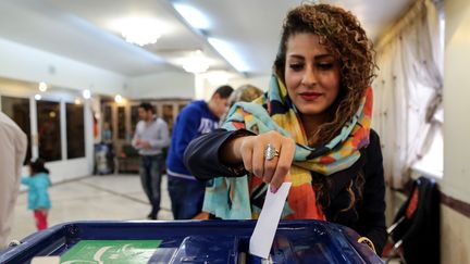 Une femme vote à Téhéran (Iran), le 26 février 2016. (FATEMEH BAHRAMI / ANADOLU AGENCY / AFP)