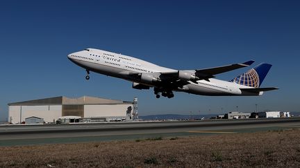 Un avion de la compagnie United Airlines, le 7 novembre 2017 à San Francisco (Etats-Unis). (JUSTIN SULLIVAN / GETTY IMAGES NORTH AMERICA / AFP)