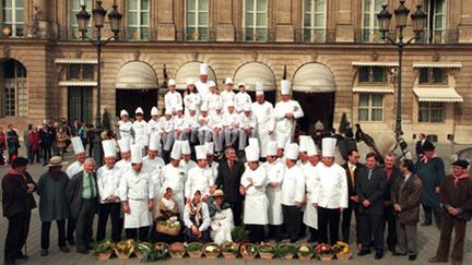 Les 15 enfants finalistes du concours "Graine de chef" posent, le 28 mars, devant l'hôtel Ritz à Paris avec Paul Bocuse (AFP/JACK GUEZ)