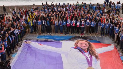 Avant de s'élancer pour le Maroc, au départ de Nice, les concurrentes du Rallye du Gazelles ont rendu hommage à la Niçoise Camille Muffat. (NICOLAS JAHAN                   )