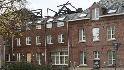 Le centre destiné aux migrants incendié à Bilzen, en Belgique. (VIRGINIE LEFOUR / BELGA MAG)