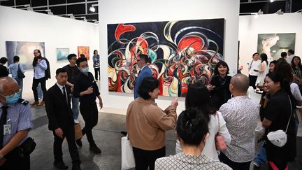 Des milliers de visiteurs à la foire d'art contemporain Art Basel à Hong Kong, le 21 mars 2023. (PETER PARKS / AFP)