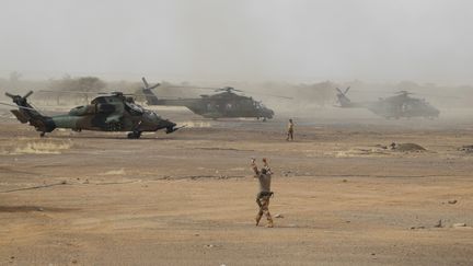 Un hélicoptère Tigre de l'armée française (à gauche), le 27 mars 2019 dans une base de la région de Gourma, au Mali. (DAPHNE BENOIT / AFP)