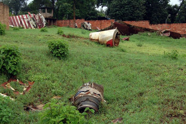 Débris de l'avion de l'ancien président rwandais, Juvénal Habyarimana, abattu par un tir de missile le 6 avril 1994, à son arrivée sur Kigali. Sa mort a servi de déclencheur au génocide qui a fait 800.000 morts, selon l'ONU, essentiellement de la minorité tutsie. (GERARD GAUDIN/BELGA/AFP)