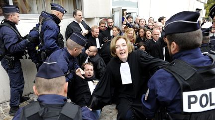 Des avocats en gr&egrave;ve manifestent et bloquent le Palais de justice de Lille, le 20 octobre (ALCALAY SARAH/SIPA / SIPA)