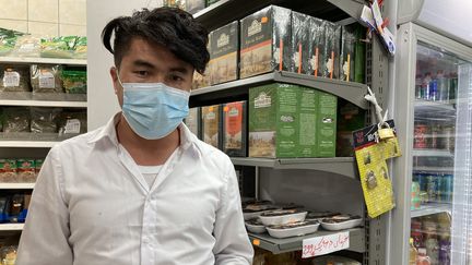 Depuis l'épicerie d'un ami, dans le Xe arrondissement de Paris, Nassrola Youssfi remue ciel et terre pour aider des afghans à fuir leur pays, après la prise de pouvoir des talibans. (MATHILDE ANSQUER / RADIO FRANCE)