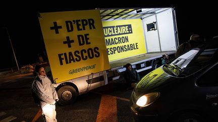 Des militants Greenpeace sur le chantier de l'EPR à Flamanville (Manche), le 31 mars. (SAMEER AL-DOUMY / AFP)