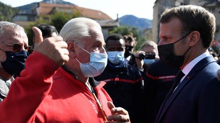 Le maire de Tende Jean-Pierre Vassallo (à gauche) et Emmanuel Macron à Tende, le 7 octobre. (CHRISTOPHE SIMON / POOL/ AFP)