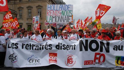 Des retrait&eacute;s manifestent contre la politique du gouvernement, le 3 mars 2014 &agrave; Paris. (CITIZENSIDE / PATRICE PIERROT / AFP)