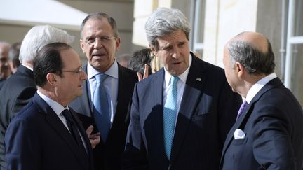 De gauche &agrave; droite : Fran&ccedil;ois Hollande, le ministre des Affaires &eacute;trang&egrave;res russe&nbsp;Sergue&iuml; Lavrov, le secr&eacute;taire d'Etat am&eacute;ricain John Kerry et le ministre des Affaires &eacute;trang&egrave;res fran&ccedil;ais&nbsp;Laurent Fabius, le 5 mars 2014 &agrave; l'Elys&eacute;e. (ALAIN JOCARD / AFP)