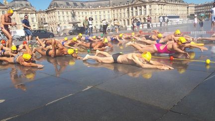 Séance de natation sur le miroir d'eau ce samedi matin à Bordeaux.  (Chloé Gandolfo / Radio France)