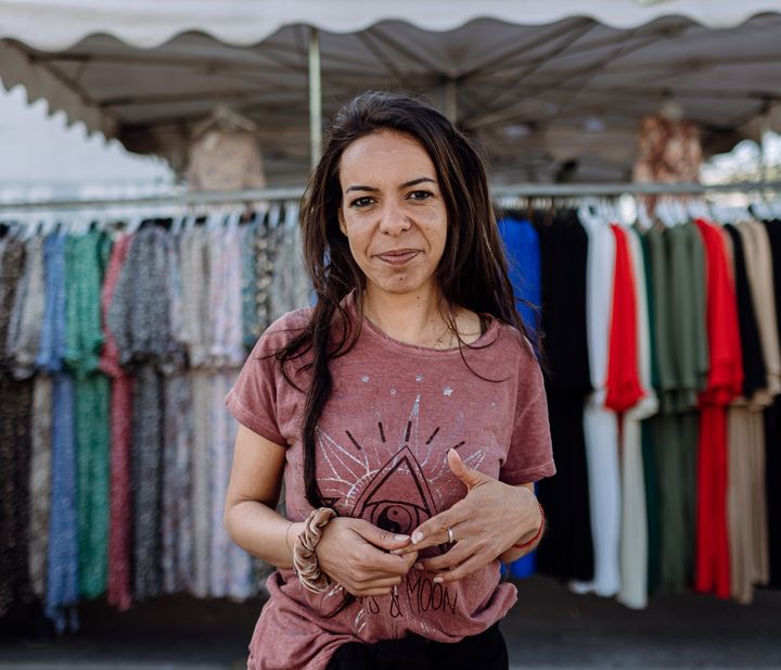 Leila pose devant le marché de Vitrolles (Bouches-du-Rhône), le 8 avril 2022. (PIERRE MOREL / FRANCEINFO)