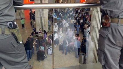 La police en alerte à l'aéroport de Tel Aviv, où doivent converger des militants pro-palestiniens (6 juillet 2011) (APF/ Jack Guez)