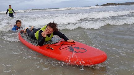 For three weeks, nursing homes and senior residences will take part in the great Wivy challenge, via four activities designed specifically for the elderly. Here, Christiane, a resident of the Dol-de-Bretagne nursing home (Ille-et-Vilaine), a fan of "surf therapy" (Illustration) (SOLENNE LE HEN / FRANCE-INFO / RADIO FRANCE)