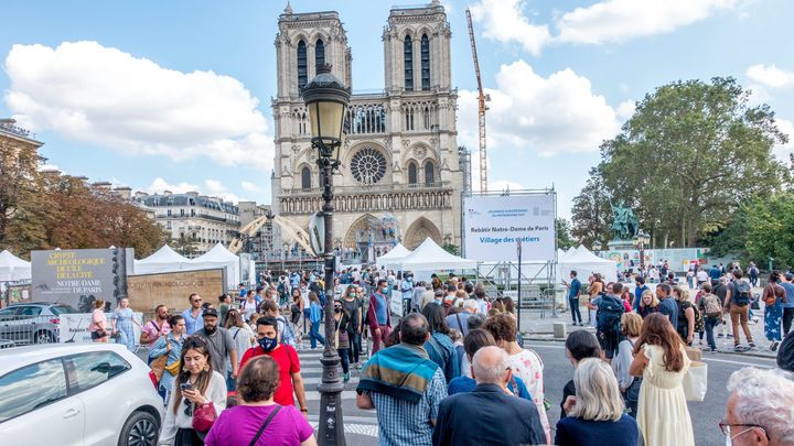 Le parvis de Notre-Dame de Paris lors des Journées du patrimoine de Paris en 2021. (BRUNO LEVESQUE / MAXPPP)