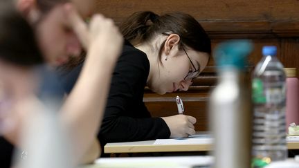 Des étudiants lors d'un examen, en juin 2024, à Strasbourg. (FREDERICK FLORIN / AFP)