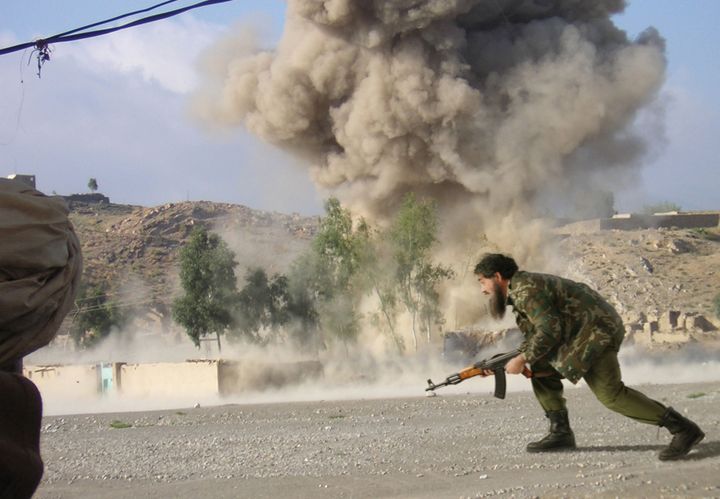 Joan Fontcuberta, "Déconstruire Oussama", Le Dr Fasquiyta-Ul Junat menant une incursion de la guérilla des talibans d'Al-Qaïda dans la zone de combat au nord de Mazar-e-Sharif, 2003, tirage à développement chromogène
 (Joan Fontcuberta)