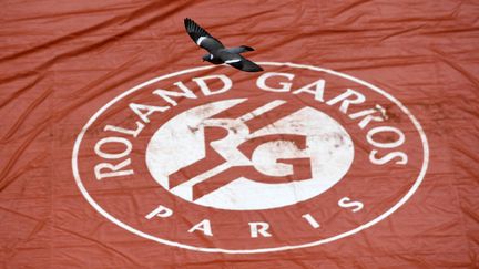 La bâche de Roland-Garros déployée (CHRISTOPHE ARCHAMBAULT / AFP)