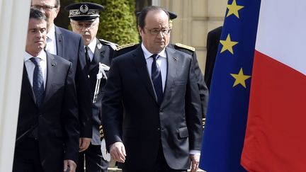 Le pr&eacute;sident Fran&ccedil;ois Hollande et son Prmeier ministre Manuel Valls arrive &agrave; la pr&eacute;fecture de Versailles (Yvelines) pour la c&eacute;r&eacute;monie d'hommage au couple de policiers tu&eacute;s &agrave; Magnanville, le 17 juin 2016. (DOMINIQUE FAGET / AFP)