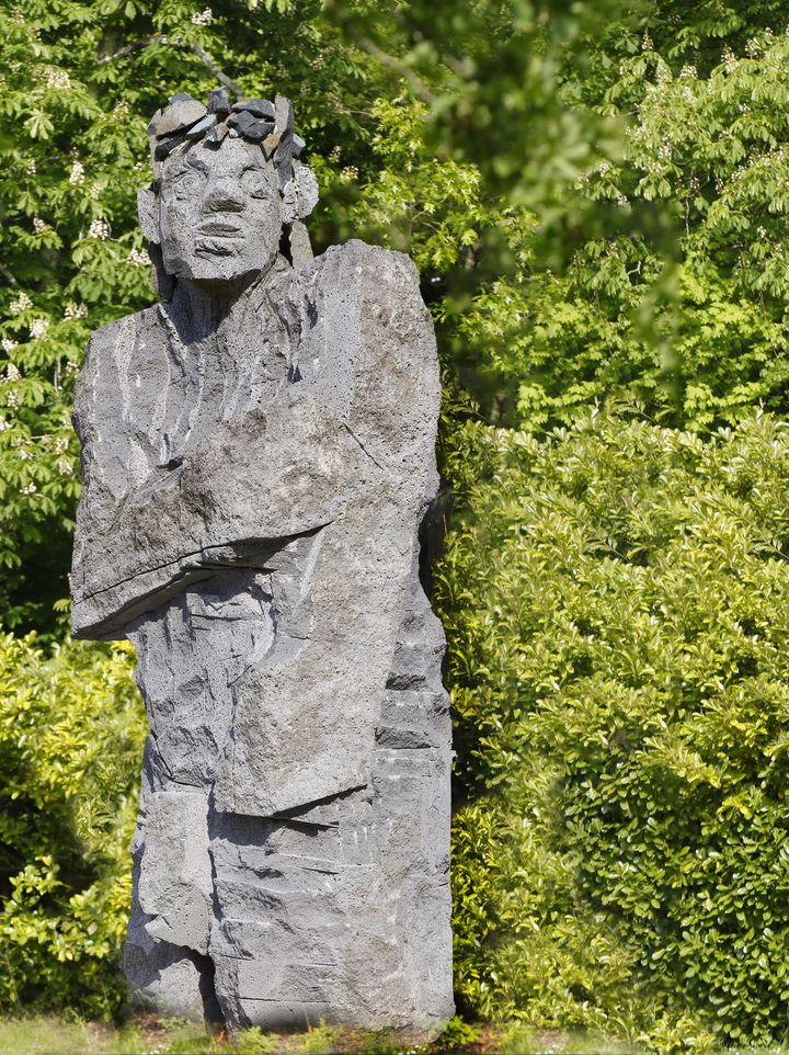 "L'Homme sauvage", sculpture en lave de Chambois et orgue basaltique de Denis Monfleur. (STEPHANE BRIOLANT)