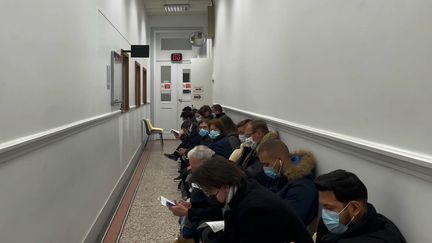 La salle d'attente d'un centre de vaccination contre le Covid-19, dans le 13e arrondissement de Paris, en décembre 2021. (CAMILLE LAURENT / RADIO FRANCE)