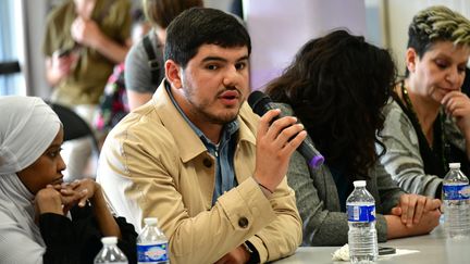 Amine Kessaci lors d'une rencontre entre des familles et des élus à Marseille, le 29 avril 2023. (GEORGES ROBERT / MAXPPP)