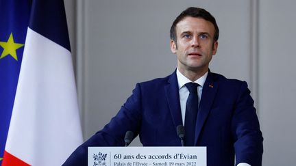 Le président de la République Emmanuel Macron lors de son discours à l'Elysée à l'occasion du 60e anniversaire des accords d'Evian, le 19 mars 2022. (GONZALO FUENTES / POOL)