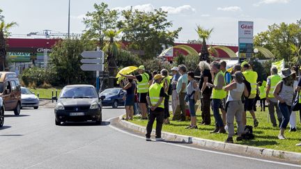 Un rassemblement de gilets jaunes sur un rond point, le 12 septembre 2020 (photo d'illustration). (JEAN-MARC LALLEMAND / MAXPPP)