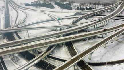 Des voitures circulent sur une autoroute de Louisville, dans le Kentucky (Etats-Unis), le 23 décembre 2022. (LEANDRO LOZADA / AFP)