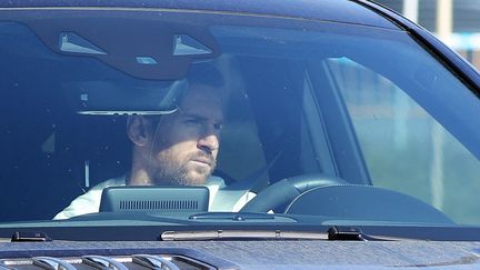 L'Argentin Lionel Messi au volant de son véhicule. (JOAN VALLS / NURPHOTO / AFP)