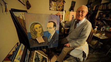 Jean Viacroze, 99 ans, a peint un portrait de Val&eacute;rie&nbsp;Trierweiler et Francois&nbsp;Hollande, qu'il voulait offrir au Pr&eacute;sident lors de la c&eacute;r&eacute;monie des v&oelig;ux aux Corr&eacute;ziens, le 18 janvier dernier. (  MAXPPP)