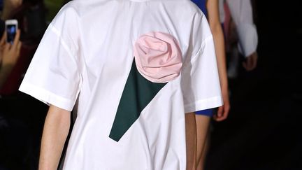 Jacquemus, autodidacte de 23 ans au succès grandissant, a défilé pour la 3e fois avec une collection pop, très fraîche, avec beaucoup de "rose Barbie", dans une salle de jeu au milieu des machines électroniques. Il a repris le succès de sa précédente collection : alors ne vous étonnez pas si vous voyez des tops en moustiquaire sur les fashionistas l'été prochain ! Ses vêtements font penser au sportwear.
 (JOEL SAGET / AFP)