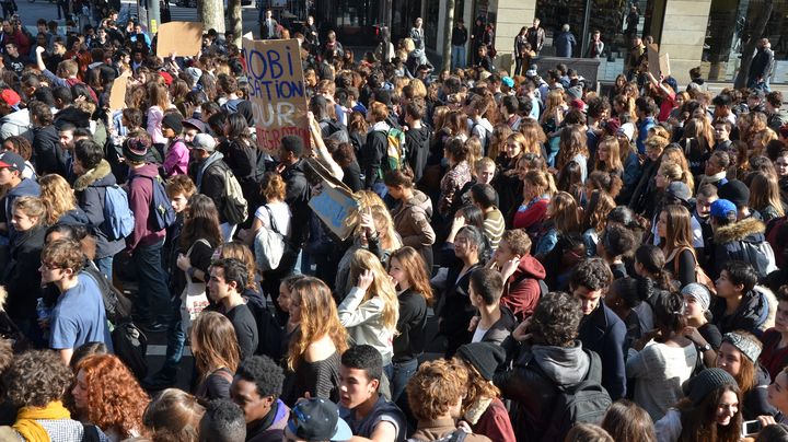 Plusieurs milliers de lyc&eacute;ens ont manifest&eacute; vendredi 18 octobre entre Bastille et Nation. (CITIZENSIDE/JACQUES BOUTONNET / CITIZENSIDE.COM)