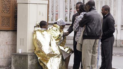 Des personnes &eacute;vacu&eacute;es du lieu de culte apr&egrave;s l'accident le 8 avril 2012, &agrave;&nbsp;Stains (Seine-Saint-Denis). (KENZO TRIBOUILLARD / AFP)