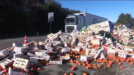 Les agriculteurs durcissent le mouvement. Ils ne se contentent plus de bloquer les autoroutes et visent des supermarchés, des centrales d'achat, ainsi que des camions transportant de la marchandise étrangère.