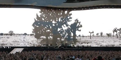 Sur scène trône le fameux arbre de Joshua en guise de décor d'ouverture pour le concert.
 (JACQUES DEMARTHON / AFP)