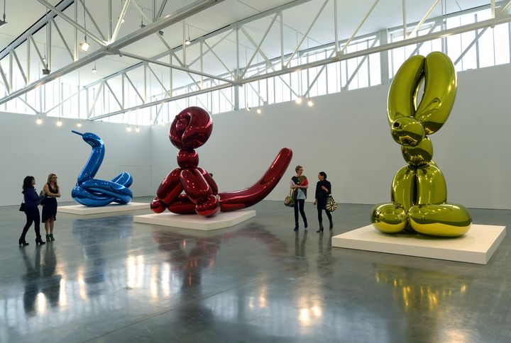 Comme de nombreuses œuvres de Jeff Koons, "Balloon Swan", "Balloon Monkey" et "Balloon Rabbit", ici à la galerie Gagosian de New York le 9 mai 2013, existent en cinq exemplaires de couleurs différentes. (TIMOTHY A. CLARY / AFP)