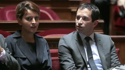 Najat Vallaud-Belkacem et Beno&icirc;t Hamon lors d'une session des questions au gouvernement, au S&eacute;nat, &agrave; Paris, le 19 septembre 2013.&nbsp; (JACQUES DEMARTHON / AFP)