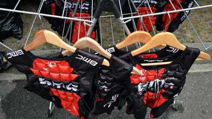 Les maillots de l'équipe BMC sèchent, lors de la journée de repos du 13 juillet sur le Tour de France 2015, à Pau (Pyrénées-Atlantiques). (DAVID STOCKMAN / BELGA MAG)