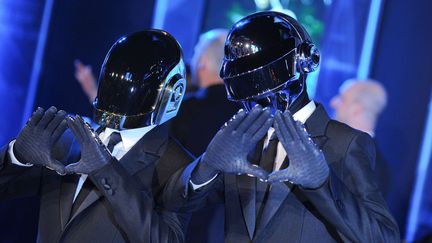 Daft Punk (Guy-Manuel de Homem Christo et Thomas Bangalter) le 11 décembre 2010 à Hollywood (Los Angeles, Etats-Unis). (MARCOCCHI GIULIO/SIPA / SIPA USA)