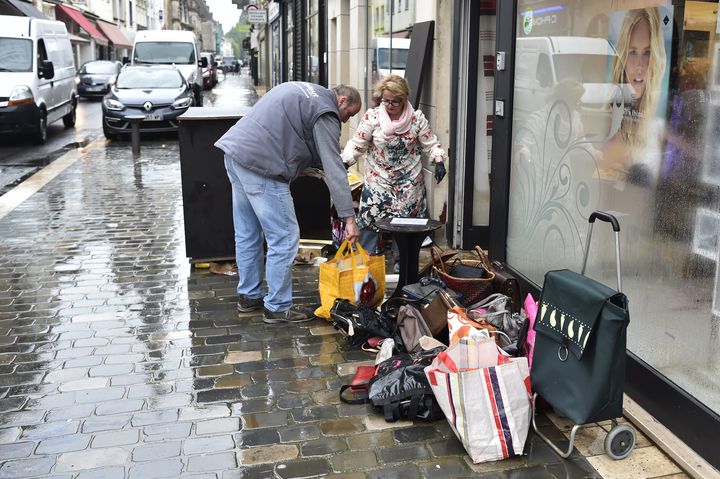 Des commerçants de Montargis (Loiret)&nbsp;nettoient leurs commerces inondés&nbsp;le 2 juin 2016. (ALAIN JOCARD / AFP)