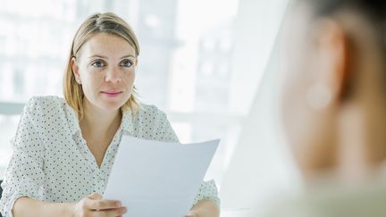 Une recruteuse à l'écoute d'une candidate. (SHANNON FAGAN / THE IMAGE BANK RF)