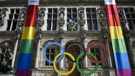 Les anneaux olympiques devant l'hôtel de ville de Paris, le 18 mai 2022. (MAGALI COHEN / HANS LUCAS / AFP)