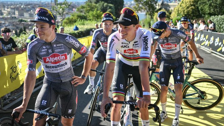 Tout sourire avec son maillot de champion du monde sur les épaules, Mathieu van der Poel avec ses coéquipiers de la formation Alpecin-Deceuninck, le 27 juin 2024 à Florence (Italie). (MARCO BERTORELLO / AFP)