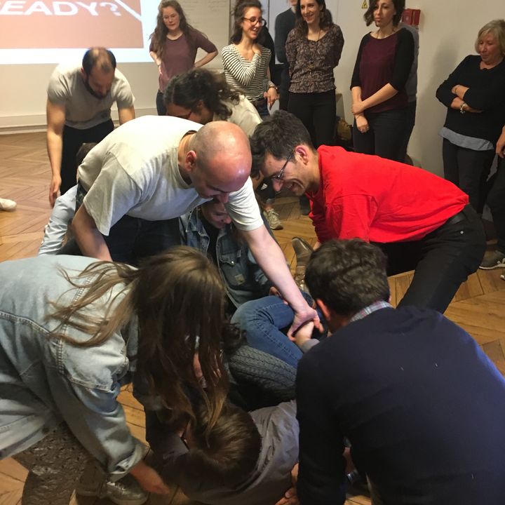 David&nbsp;joue l'activiste, ses camarades les policiers qui le traînent pour le dégager. (BENJAMIN MATHIEU / RADIO FRANCE)